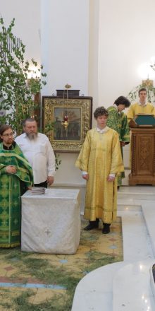 Выпускникам миссионерской школы храма иконы Божией Матери «Неопалимая Купина» в Отрадном вручили сертификаты