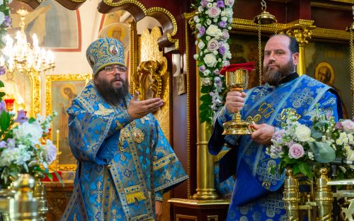 В храме Покрова Пресвятой Богородицы в Медведково молитвенно отметили престольный праздник