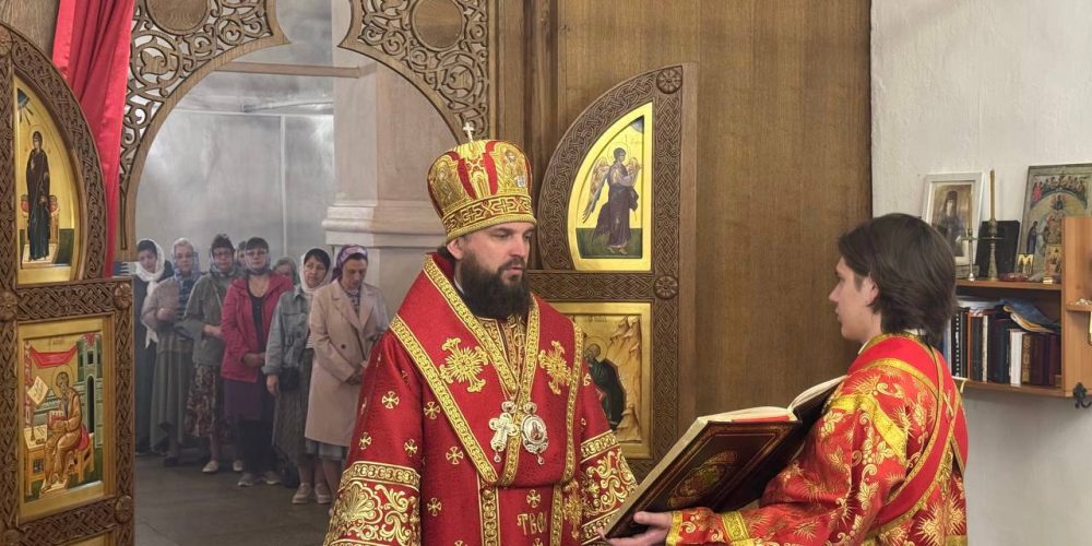 Митрополит Арсений возглавил Божественную литургию в храме святого великомученика Феодора Стратилата на Щиркове улице Великого Новгорода 