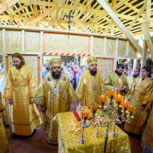 Митрополит Арсений сослужил за Литургией в восстанавливающемся храме деревни Петрилово Псковской области