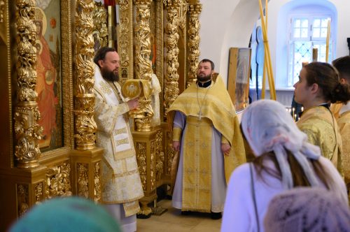 В Неделю Всех святых митрополит Арсений  совершил Литургию в храме Живоначальной Троицы в усадьбе Свиблово