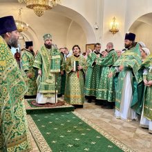 Митрополит Арсений возглавил Литургию в день престольного праздника в храме Преподобного Серафима Cаровского в Раеве