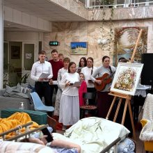 Прихожане храма Ризоположения в Леонове стараются не забывать о пациентах хосписа «Ростокино», расположенного по соседству