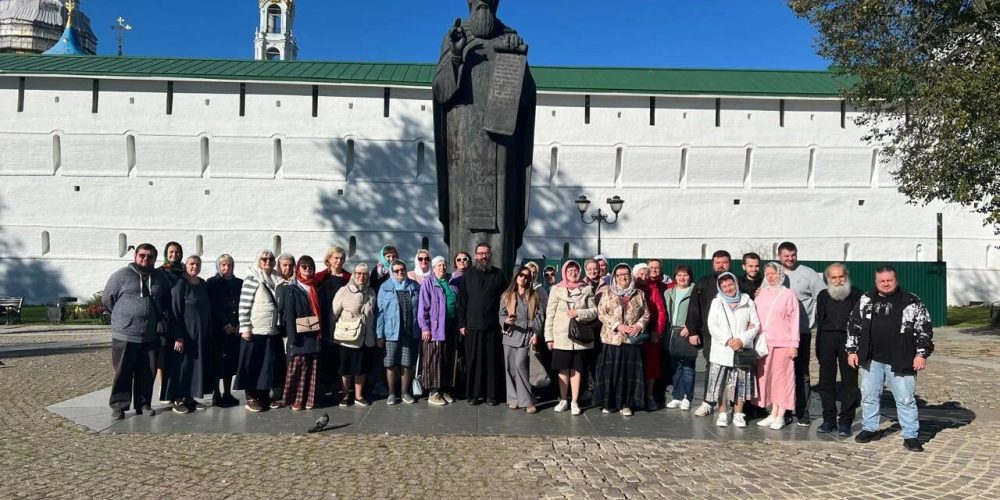 Прихожане храма иконы Божией Матери «Живоносный Источник» в Бибиреве совершили паломничество в Троице-Сергиеву Лавру