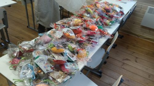 Подростки воскресной школы при храме святителя Николая Чудотворца в Отрадном подготовили подарки воинам СВО к Пасхе