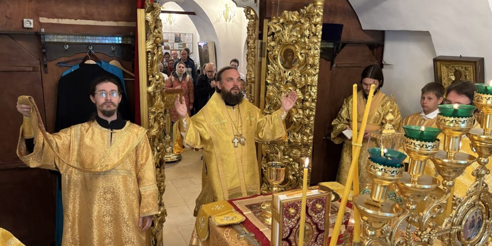 В Неделю Всех святых, в земле Русской просиявших, митрополит Арсений совершил Литургию в храме Живоначальной Троицы в усадьбе Свиблово