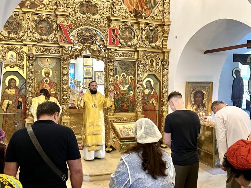 В день памяти святых Царственных страстотерпцев митрополит Арсений совершил Литургию в храме Живоначальной Троицы в усадьбе Свиблово