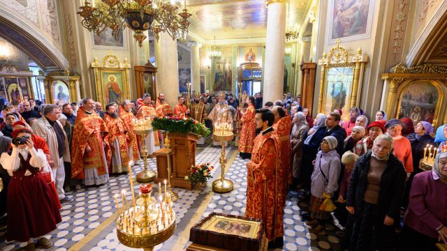 В день престольного праздника митрополит Арсений сослужил за Божественной литургией в храме святых мучениц Веры, Надежды, Любови и матери их Софии на Миусском кладбище