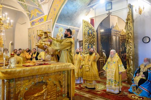 В празднование Собора Псковских святых митрополит Арсений сослужил за Литургией в Свято-Троицком кафедральном соборе Пскова