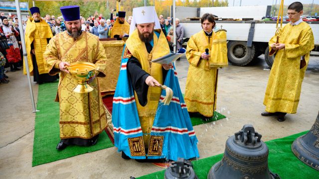 Митрополит Арсений освятил колокола строящегося храма Усекновения главы святого Пророка, Предтечи и Крестителя Господня Иоанна в Северном