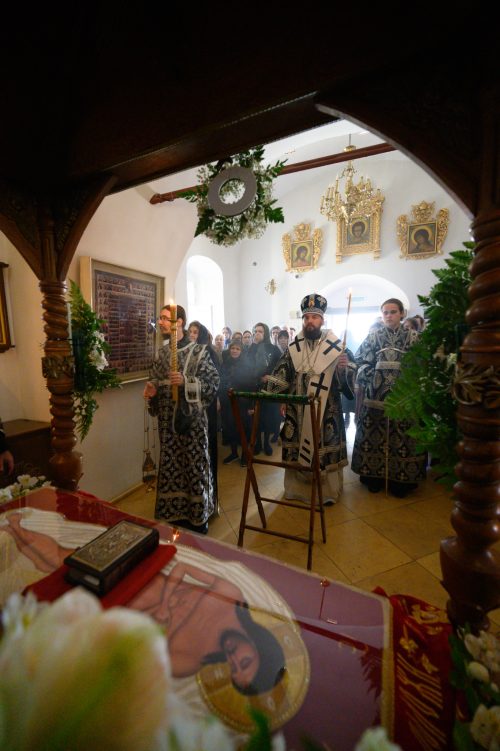 В канун Великой Субботы митрополит Арсений совершил утреню с чином погребения в храме Живоначальной Троицы в Усадьбе Свиблово