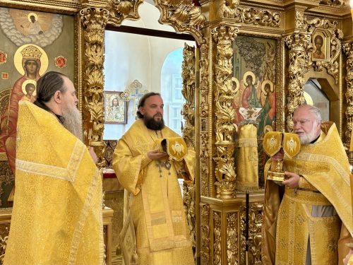 В Неделю 7-ю по Пятидесятнице митрополит Арсений совершил Литургию в храме Живоначальной Троицы в усадьбе Свиблово