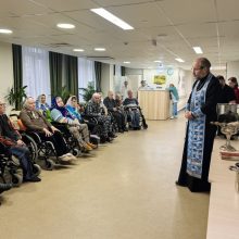 Клирик храма святых мучеников Адриана и Наталии в Бабушкине в день Покрова Пресвятой Богородицы посетил жителей социального дома «Ярославский»