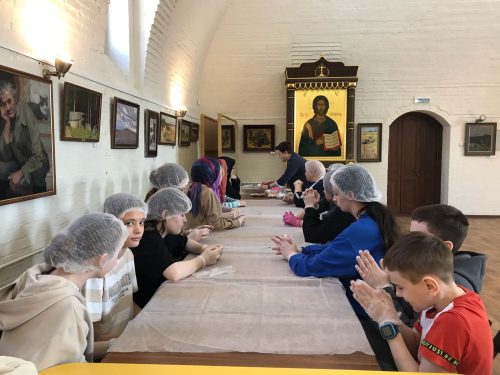 Мастер-класс по росписи пасхальных пряников в храме преподобного Серафима Саровского в Раеве