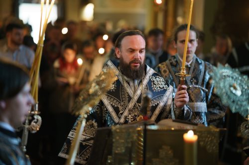 Митрополит Арсений совершил утреню Великого Пятка с чтением двенадцати Страстных Евангелий в храме Тихвинской иконы Божией Матери в Алексеевском