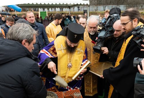 Архиепископ Егорьевский Матфей совершил чин освящения закладного камня и закладку памятной капсулы в основание храма в честь Архистратига Божия Михаила и его чуда в Хонех.