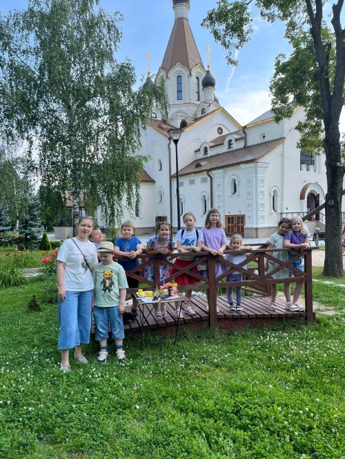 В храме иконы Божией Матери «Неопалимая Купина» в Отрадном прошел урок ботаники для юных слушателей летней школы