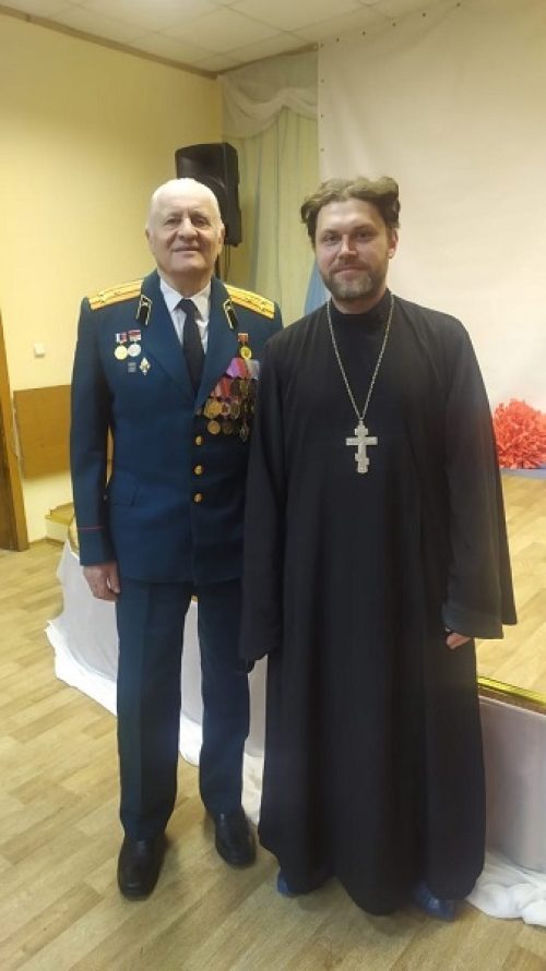 Молодежь храма святых мучеников Адриана и Наталии поздравила ветеранов и участников войн