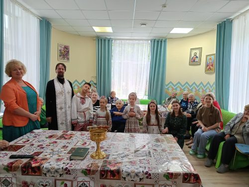 Клирик храма Живоначальной Троицы в усадьбе Свиблово посетил проживающих в центре для пожилых людей «Вторая молодость»