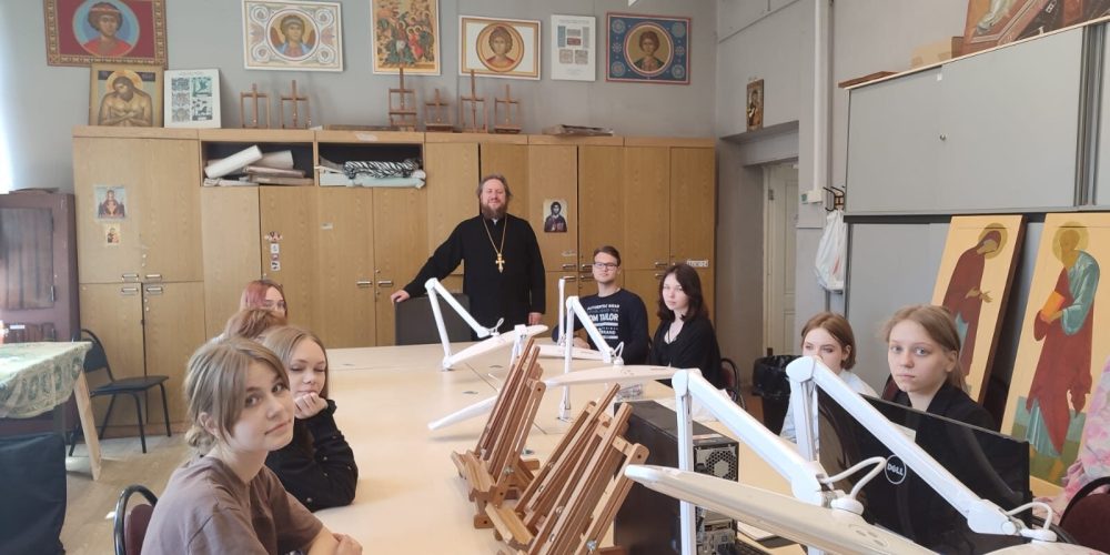 Клирик храма иконы Божией Матери «Нечаянная Радость» в Марьиной Роще встретился со студентами Колледжа дизайна и декоративного искусства имени С. Г. Строгонова