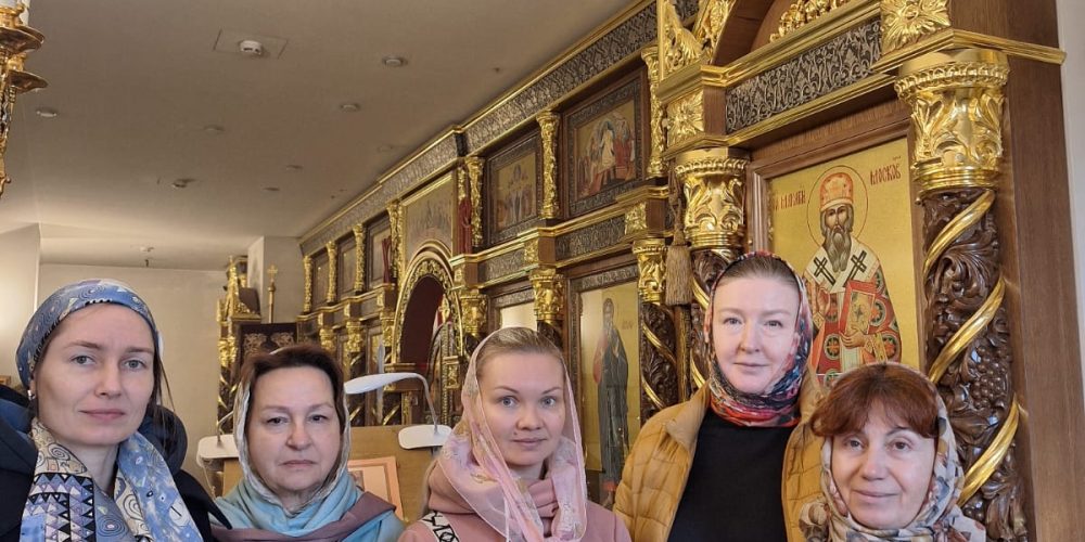 В храме Казанской иконы Божией Матери в Лосиноостровской зазвучал народный хор: прихожане начали петь на субботних Литургиях