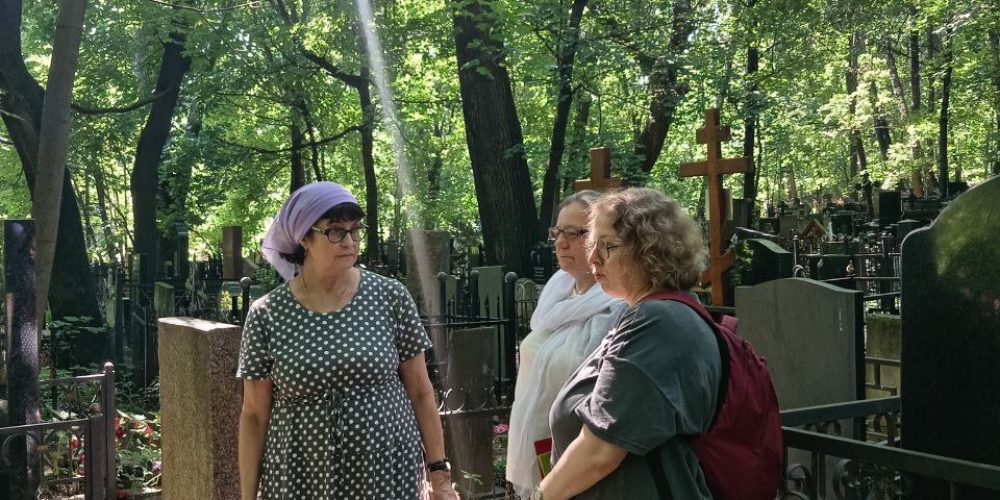 На Пятницком кладбище прошла экскурсия по захоронениям известных людей