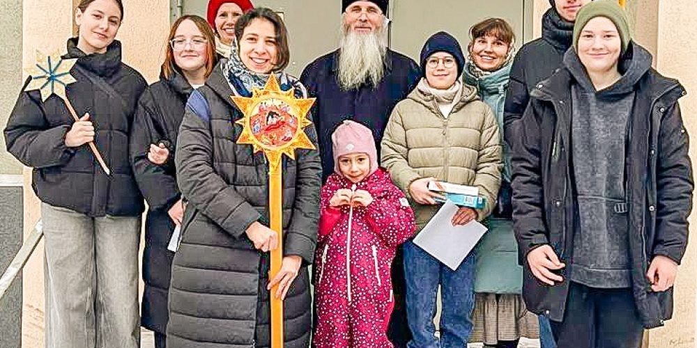 Подростки храма святых мучеников Адриана и Наталии в Бабушкине поздравили возрастных прихожан по домам