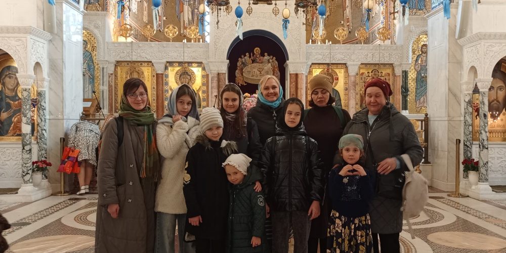 Воспитанники детской воскресной школы храма равноапостольных Мефодия и Кирилла в Ростокине побывали в Покровском храме в Ясеневе