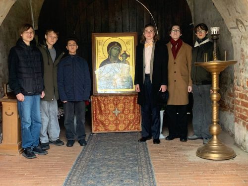 Молодежный актив храма Живоначальной Троицы при бывшем приюте Бахрушиных совершили духовное путешествие в Иоанно-Богословский мужской монастырь, расположенный на живописном берегу Оки в селе Пощупово