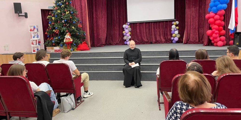 Клирик храма святых мучеников Адриана и Наталии в Бабушкине встретился со старшеклассниками в школе 1537