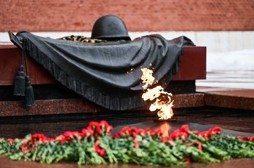 Архиепископ Егорьевский Матфей принял участие церемонии в возложения венка к могиле Неизвестного солдата в Александровском саду у стен Московского кремля