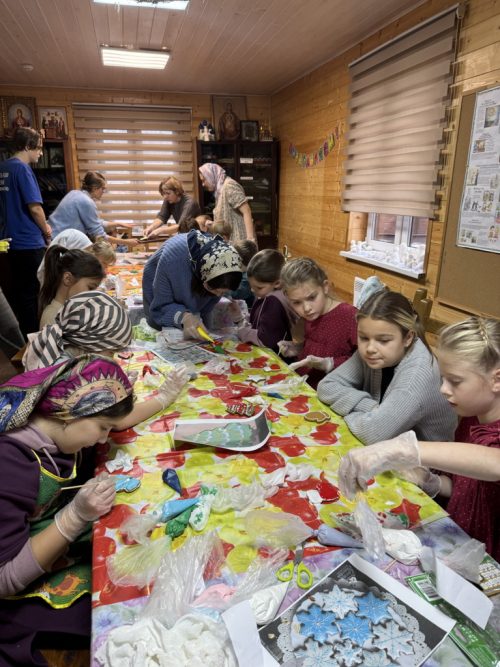 Воспитанники воскресной школы при храме Иконы Божьей Матери «Отрада и Утешение» в Ярославском расписали пряники для участников СВО