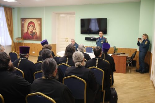 В викариатском духовно-просветительском центре «Маковец» состоялась встреча настоятелей храмов Северо-Восточного викариатства с представителями МЧС России