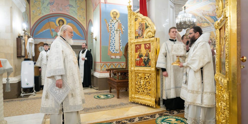 В Крещенский сочельник архиепископ Егорьевский Матфей сослужил Святейшему Патриарху Кириллу в Храме Христа Спасителя