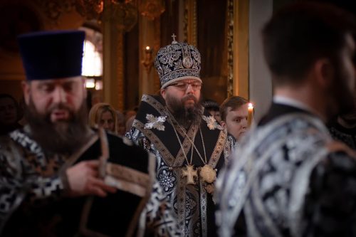 Управляющий Северо-Восточным викариатством совершил утреню Великого Пятка с чтением двенадцати Страстных Евангелий в храме Тихвинской иконы Божией Матери в Алексеевском