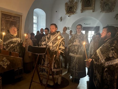 Митрополит Арсений совершил чтение Великого покаянного канона в храме Живоначальной Троицы в Усадьбе Свиблово
