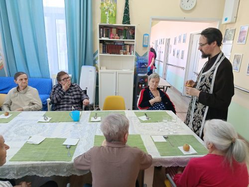 Клирик храма Живоначальной Троицы в Усадьбе Свиблово причастил проживающих в центре для пожилых людей «Вторая молодость»