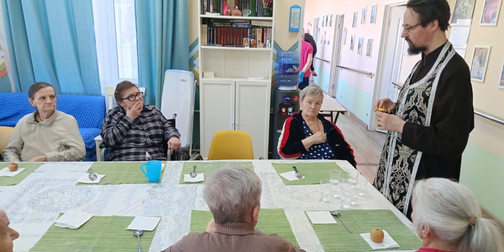 Клирик храма Живоначальной Троицы в Усадьбе Свиблово причастил проживающих в центре для пожилых людей «Вторая молодость»
