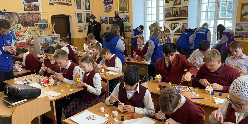 Ученики православной школы имени преподобного Сергия Радонежского в Усадьбе Свиблово приняли участие  в акции «Возвращайся домой с Победой!»