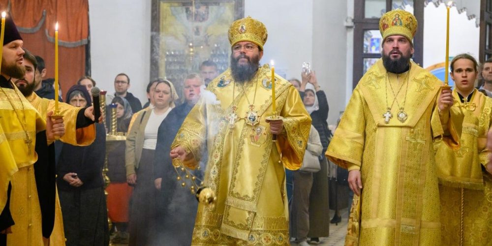 В канун празднования Собора Псковских святых митрополит Арсений сослужил за всенощным бдением в Свято-Троицком кафедральном соборе Пскова