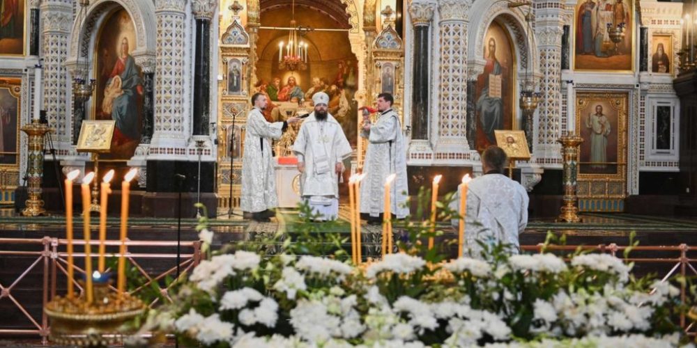 В Великую Субботу архиепископ Егорьевский Матфей сослужил Святейшему Патриарху Кириллу за Божественной литургией в Храме Христа Спасителя