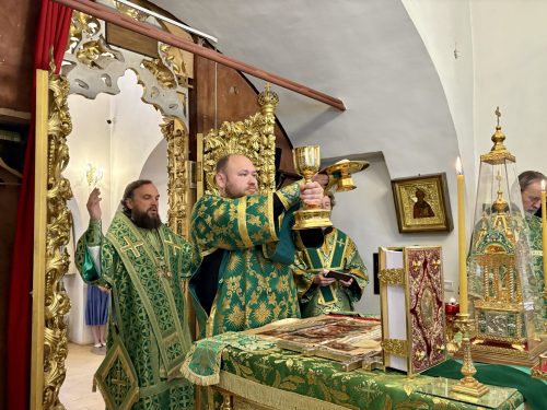 Митрополит Арсений совершил Божественную литургию в храме Живоначальной Троицы в усадьбе Свиблово