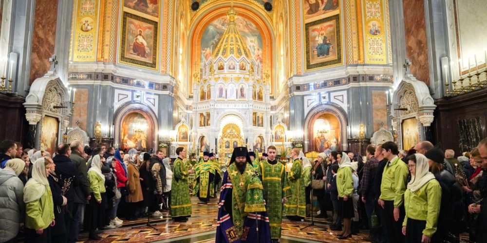 В канун празднования Входа Господня в Иерусалим архиепископ Егорьевский Матфей сослужил Святейшему Патриарху Кириллу в храме Христа Спасителя