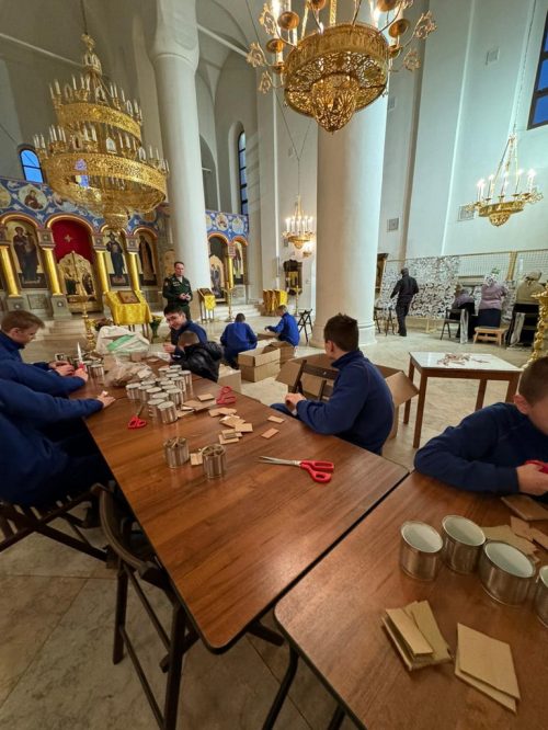 Суворовцы приняли участие в изготовлении окопных свечей в храме преподобного Серафима Саровского в Раеве