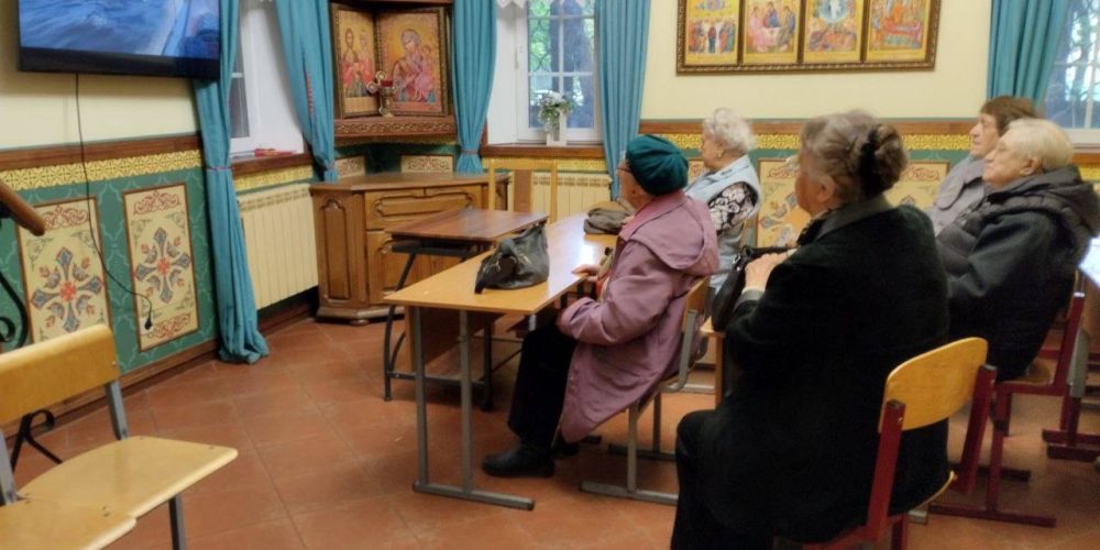 В рамках программы «Московское долголетие» при храме святых мучеников Адриана и Наталии в Бабушкине прошла очередная встреча членов Киноклуба