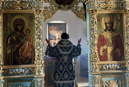 Митрополит Арсений совершил Литургию Преждеосвященных Даров в храме Живоначальной Троицы в Усадьбе Свиблово