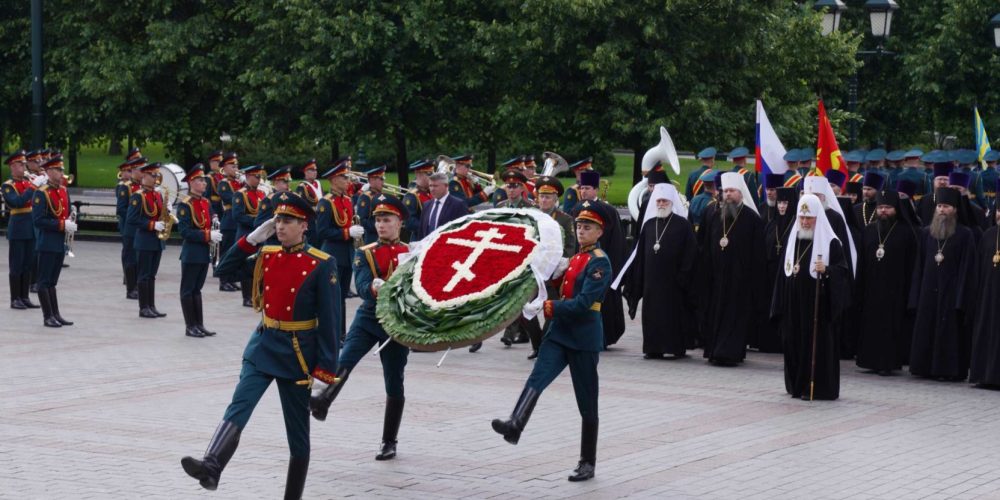 Архиепископ Егорьевский Матфей принял участие в церемонии возложения венков к могиле Неизвестного солдата у Кремлевской стены