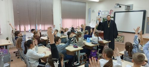 Клирик Ростокинского храма провел школьные уроки по предмету ОРКСЭ в школе №1499
