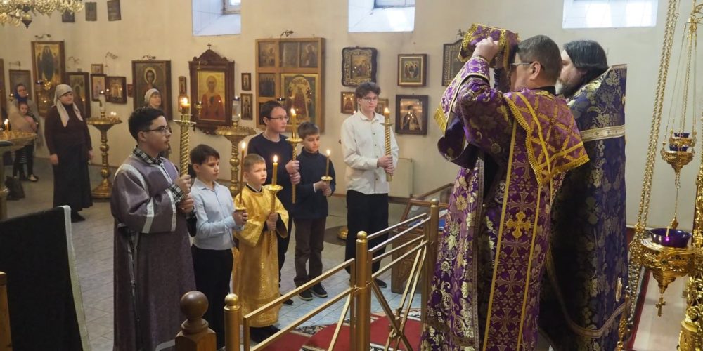 В храме Собора Московских Святых в Бибиреве состоялась Литургия с участием воспитанников воскресной школы