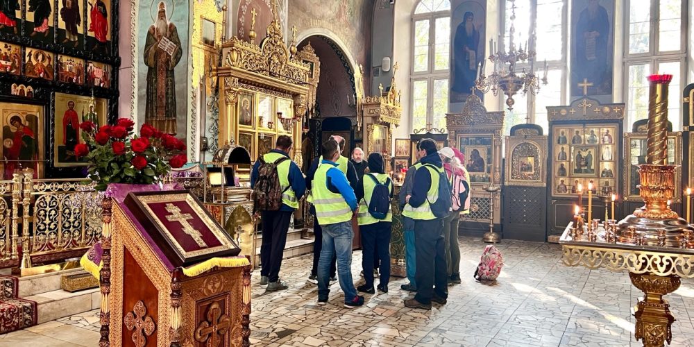 В храме святых мучеников Адриана и Наталии в Бабушкине провели экскурсию для велопутешественников